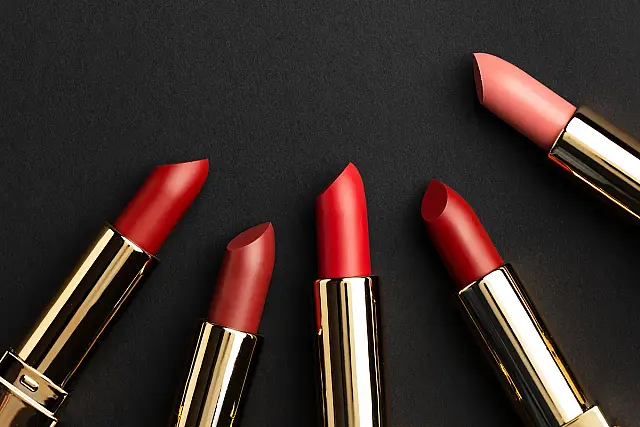 O vermelho queimado é a cor de batom que será tendência no verão 2026.