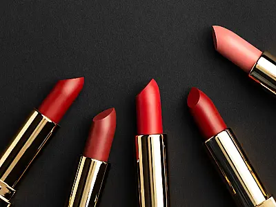 O vermelho queimado é a cor de batom que será tendência no verão 2026.