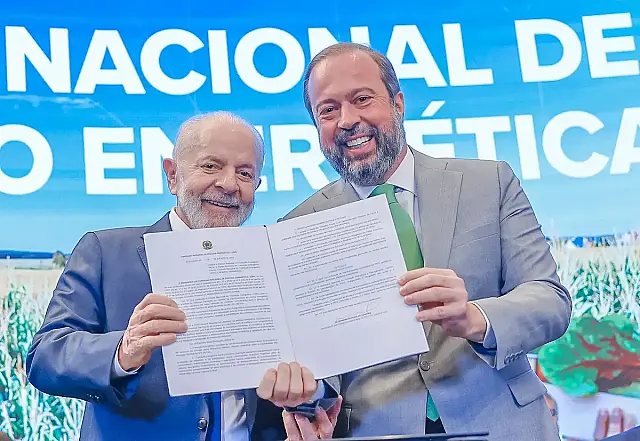 O presidente Luiz Inácio Lula da Silva (PT) e o ministro de Minas e Energia, Alexandre Silveira (PSD).