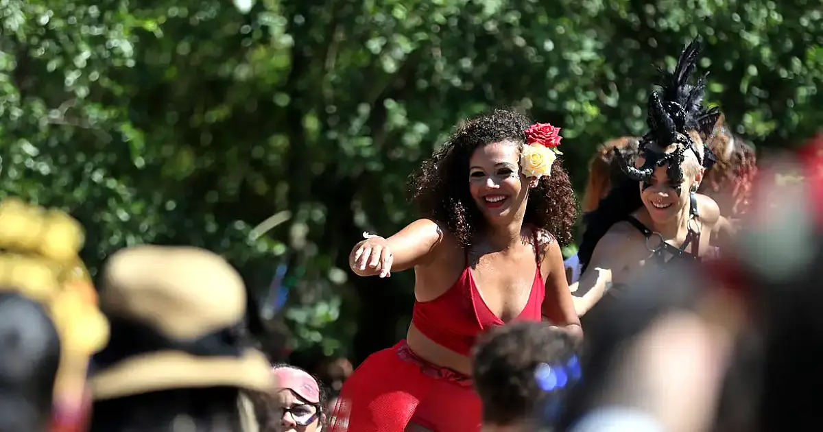 PM de SP reforça atendimento especial para mulheres durante o Carnaval com policiais femininas e Cabine Lilás