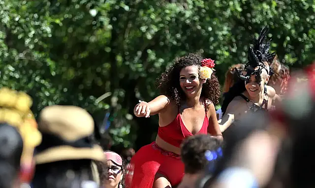 PM de SP reforça atendimento especial para mulheres durante o Carnaval com policiais femininas e Cabine Lilás