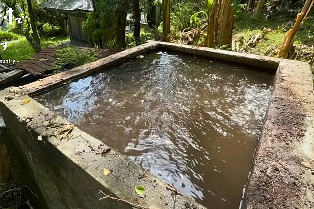 Fonte esquecida nas montanhas volta a jorrar água cristalina, após limpeza do tanque.