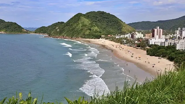 A Praia do Tombo é a única do litoral paulista com o selo internacional de Bandeira Azul há 16 anos.