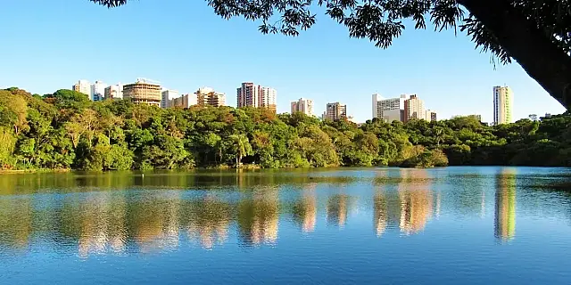 Maringá, a cidade brasileira onde qualidade de vida se destaca por ruas largas e arborizadas.