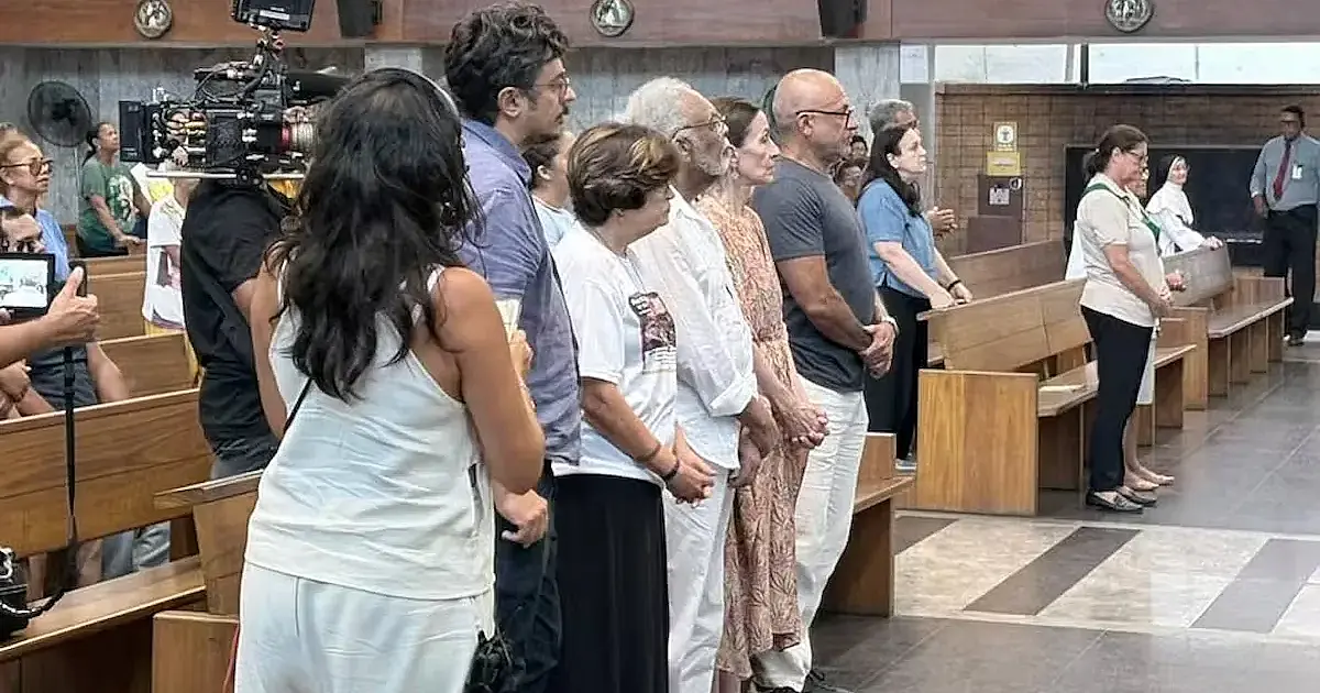 Gilberto Gil se emociona em missa de 6 meses por Preta Gil