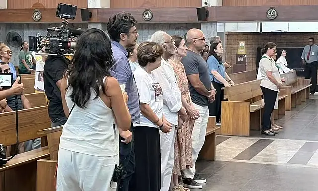 Veja como foi a missa em memória de Preta Gil em Salvador, com Gilberto Gil visivelmente emocionado.