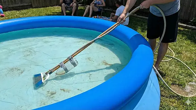 Veja como fazer um aspirador caseiro para piscina com mangueira velha, garrafa plástica e cabo de vassoura.