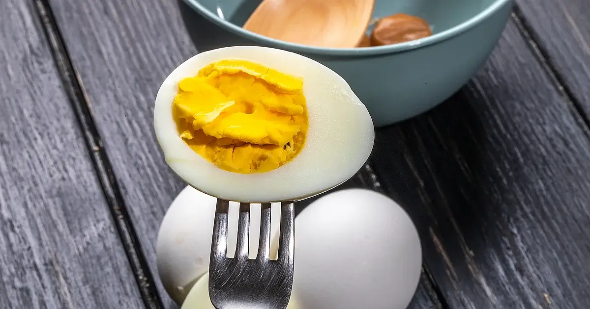 Ovos cozidos sem água na airfryer: truque genial conquista brasileiros