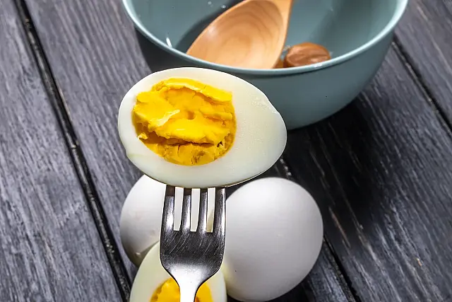 Aprenda a fazer ovo cozido na airfryer sem usar água.