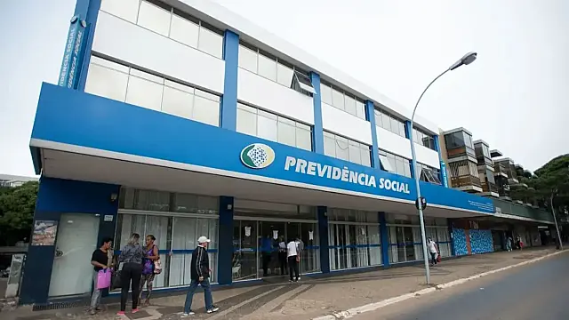 Aposentados têm prazo limitado para pedir ressarcimento do INSS por descontos indevidos.