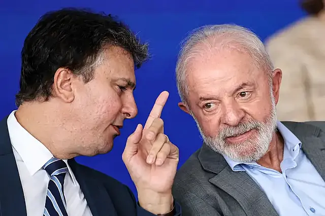 Camilo Santana e presidente Lula - Alfabetização e ensino em tempo integral perdem verba no MEC, em meio à expansão do programa Pé-de-Meia.