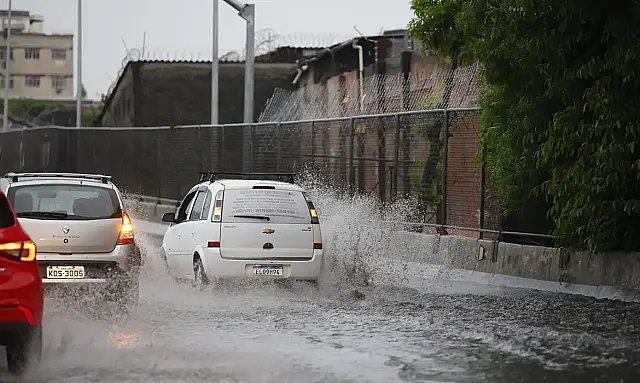 Risco alto de temporal no RJ mobiliza Defesa Civil, com alerta para chuva forte, alagamentos e deslizamentos em diversas regiões do estado.