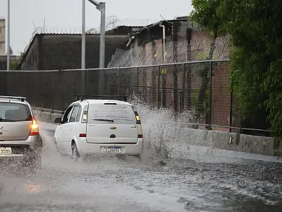 Risco alto de temporal no RJ mobiliza Defesa Civil, com alerta para chuva forte, alagamentos e deslizamentos em diversas regiões do estado.