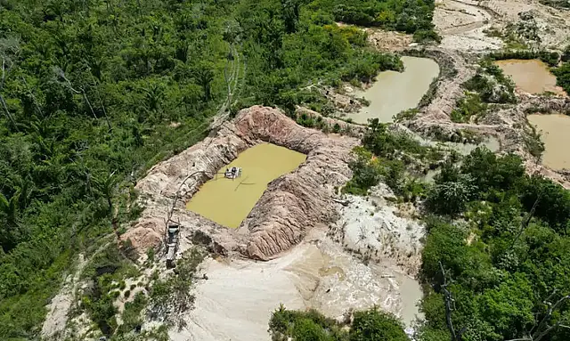 Polícia Federal atua contra venda ilegal de diesel para garimpos na Terra Indígena Sararé, em Mato Grosso.