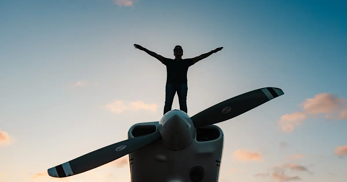 Alexandre Frota se prepara para volta ao mundo sozinho em monomotor, um marco na aviação brasileira