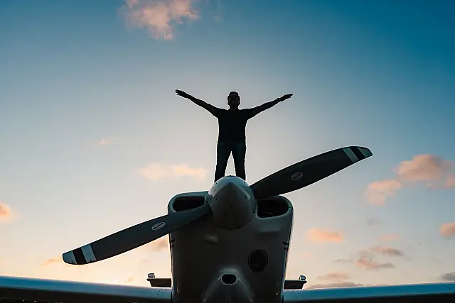 Alexandre Frota, piloto brasileiro, inicia em breve a primeira volta ao mundo sozinho em avião monomotor experimental, percorrendo 74 mil km por 45 países.