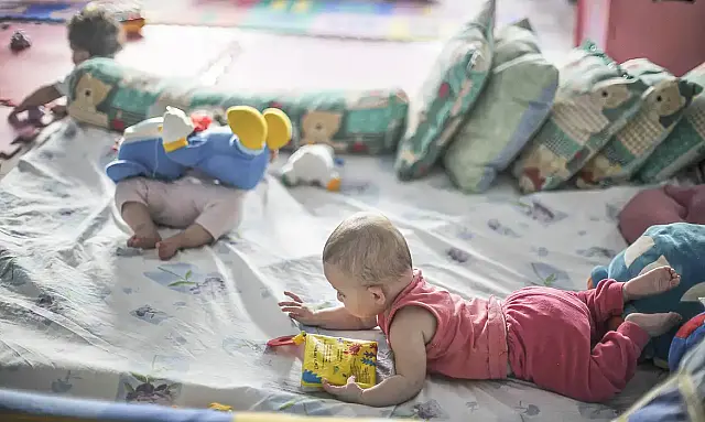 Estudo da UFSCar comprova que bebês em situação de pobreza apresentam menor repertório motor aos 6 meses.