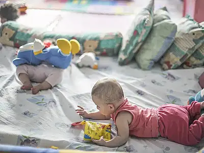 Estudo da UFSCar comprova que bebês em situação de pobreza apresentam menor repertório motor aos 6 meses.