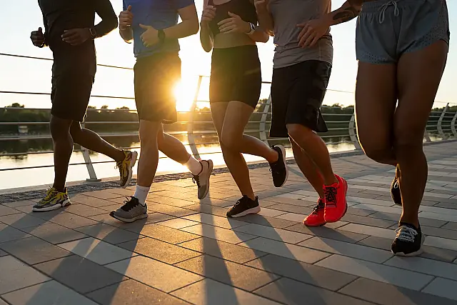 Plano de treino, avaliação médica, escolha de tênis e erros a evitar para prevenir lesões desde o primeiro passo.
