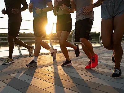 Plano de treino, avaliação médica, escolha de tênis e erros a evitar para prevenir lesões desde o primeiro passo.