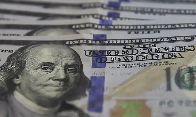 Escalada no Oriente Médio leva o dólar a R$ 5,16, impulsiona Petrobras e eleva preço do petróleo, em dia de forte aversão ao risco nos mercados.