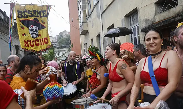 Bloco Besa Me Mucho levou ritmos latinos às ladeiras do Morro da Providência no Rio.