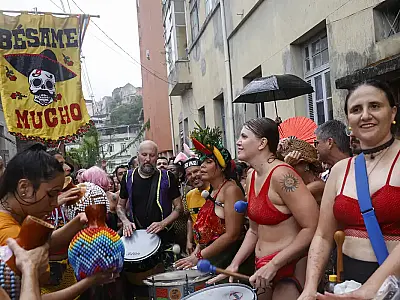Bloco Besa Me Mucho levou ritmos latinos às ladeiras do Morro da Providência no Rio.