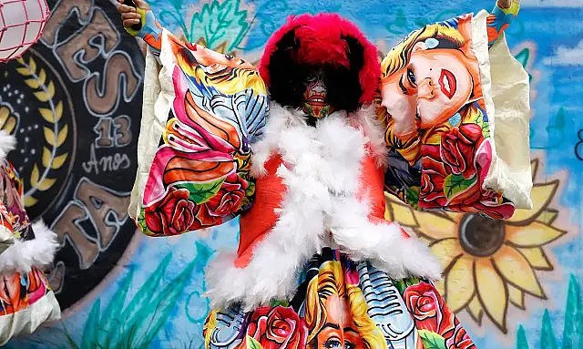 Mulheres bate-bolas Brilhetes de Anchieta inovam no carnaval carioca com fantasias caprichadas e homenagem à escritora Conceição Evaristo em 2026.