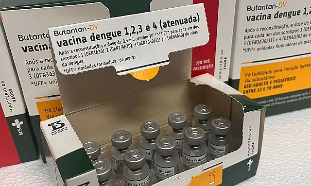O Rio de Janeiro distribui 33 mil doses da vacina contra dengue produzida pelo Instituto Butantan.