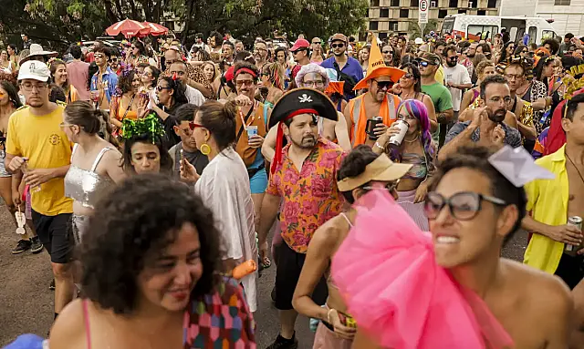 Confira a programação completa do Carnaval do DF nesta terça-feira (17), com 73 blocos, estruturas fixas no Plano Piloto.