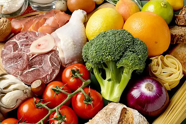 O erro mais comum na cozinha que pode causar intoxicação alimentar: pesquisa revela hábitos perigosos nos lares brasileiros e dicas da Anvisa para evitar riscos