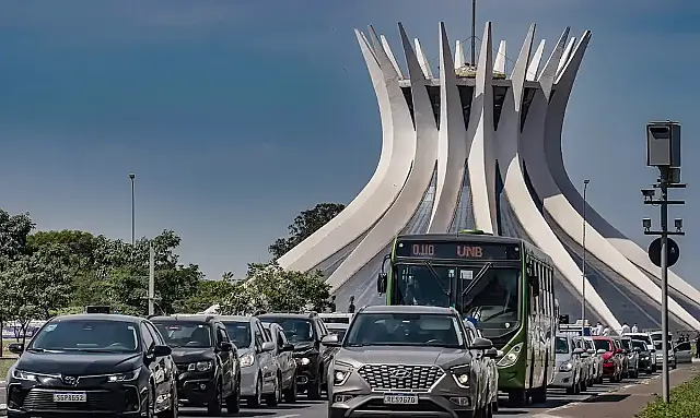 Descubra as novas regras para tirar a CNH em 2026: fim da baliza como etapa eliminatória, sistema de pontuação baseado no CTB e apenas 2 horas de aulas práticas obrigatórias.