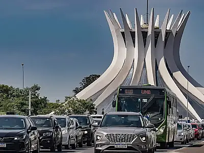 Descubra as novas regras para tirar a CNH em 2026: fim da baliza como etapa eliminatória, sistema de pontuação baseado no CTB e apenas 2 horas de aulas práticas obrigatórias.