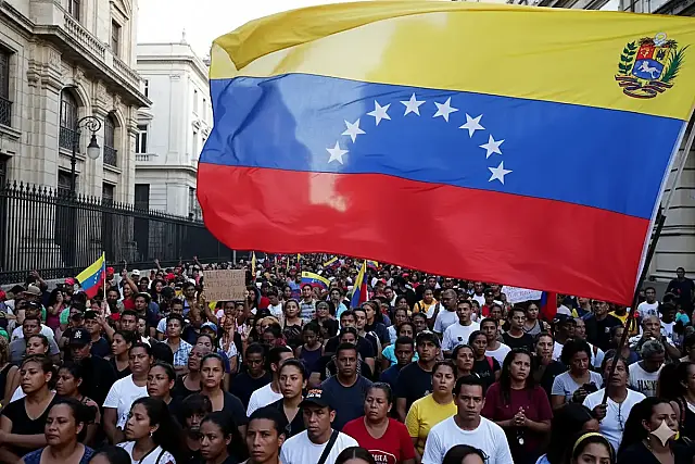 A lei de anistia na Venezuela avança no Legislativo, beneficiando presos por protestos desde 1999.