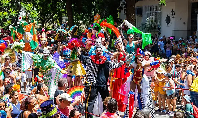 Carnaval 2026 no Rio tem 56 blocos neste domingo (15).