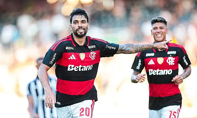 Flamengo supera Botafogo por 2 a 1 nas quartas do Carioca 2026 com Paquetá marcando seu primeiro gol.