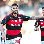 Flamengo vence Botafogo com gols de Paquetá e Pulgar e avança às semifinais do Carioca 2026
