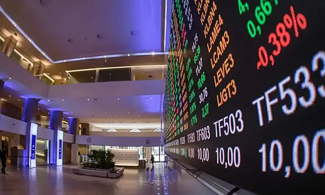 Bancos como BTG e Itaú puxaram perdas; dólar ficou estável em R$ 5,25.