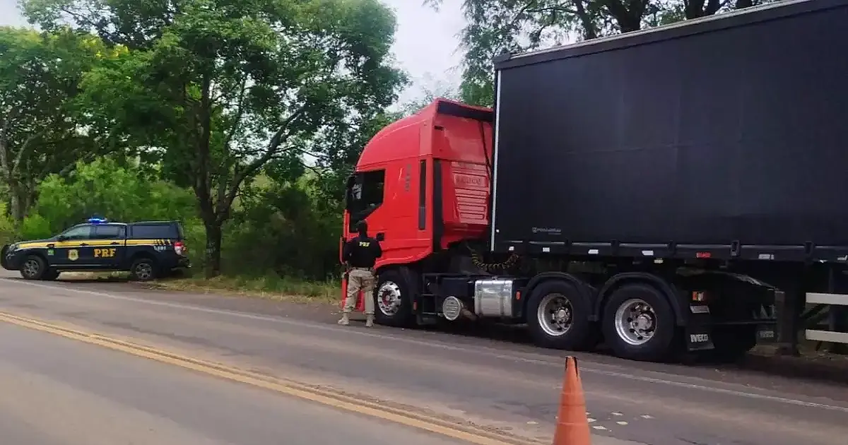 PRF flagra caminhoneiro transportando adolescente de 15 anos sem autorização na BR-290 em Alegrete