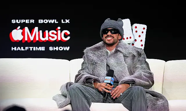 Bad Bunny transformou o Super Bowl LX em festa multicultural pró-imigrantes, com bandeiras latinas e convidados como Lady Gaga.