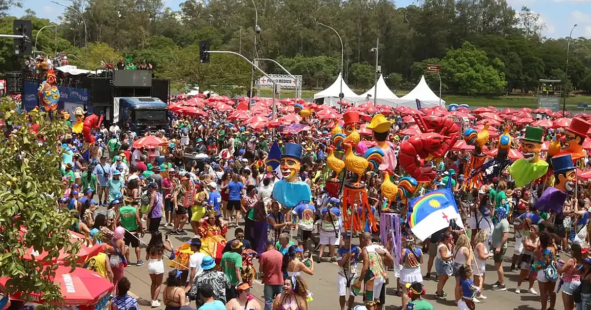 Pabllo Vittar e Nmixx comandam megabloco no Ibirapuera nesta segunda-feira de carnaval em São Paulo