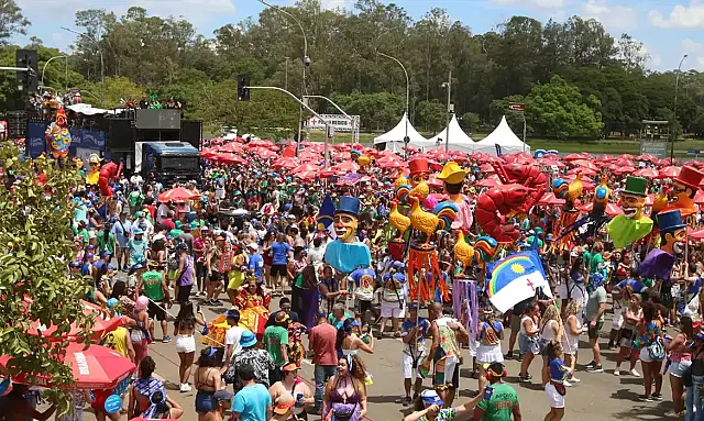 Descubra como Pabllo Vittar e o grupo Nmixx agitam o carnaval de São Paulo com apresentação conjunta no megabloco do Ibirapuera.