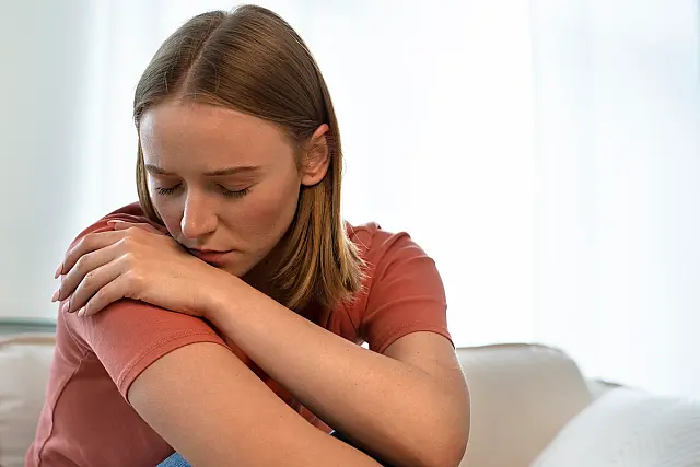 Ansiedade e depressão lideram afastamentos no trabalho: INSS bate recorde em 2025 com mais de 546 mil benefícios e reconhece direito ao auxílio-doença para quem comprova incapacidade