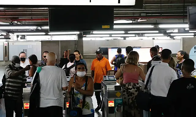 O metrô de SP terá funcionamento ininterrupto de sábado para domingo no carnaval, com integração a trens da CPTM e reforço na frota de ônibus municipais.