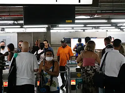 O metrô de SP terá funcionamento ininterrupto de sábado para domingo no carnaval, com integração a trens da CPTM e reforço na frota de ônibus municipais.