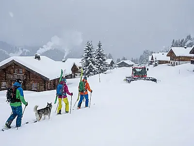Uma avalanche atingiu um grupo de esquiadores na Serra Nevada, nos Estados Unidos, deixando dez desaparecidos em meio a condições climáticas extremas.