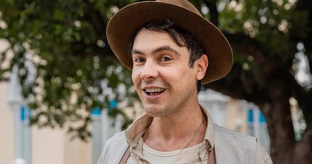 Candinho enfrenta chantagem cruel por Dita em Êta Mundo Melhor! na Globo