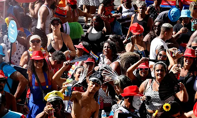 Veja a programação dos blocos de rua do Carnaval 2026 no Rio de Janeiro neste sábado, 14 de fevereiro.