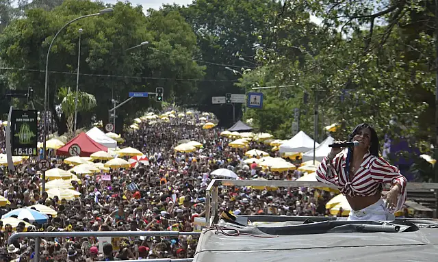 Blocos de carnaval em São Paulo neste sábado, 14 de fevereiro de 2026, com destaque para o Agrada Gregos e Gloria Groove no Parque do Ibirapuera.