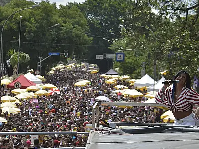 Blocos de carnaval em São Paulo neste sábado, 14 de fevereiro de 2026, com destaque para o Agrada Gregos e Gloria Groove no Parque do Ibirapuera.
